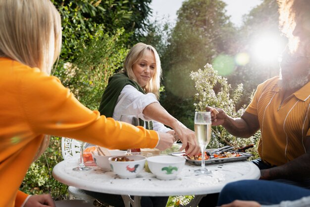 Vue latérale des amis heureux faisant la fête à l'extérieur