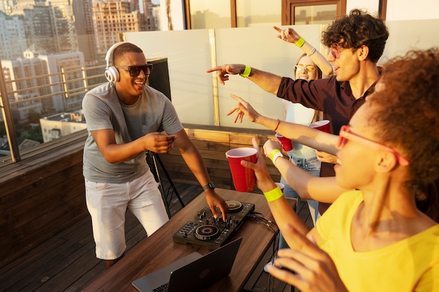 Vue latérale des amis heureux faisant la fête