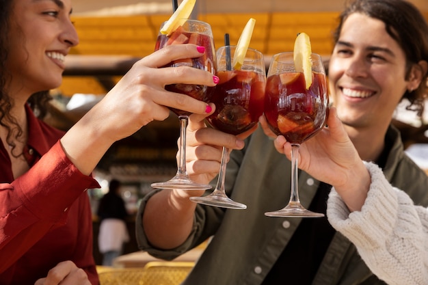 Vue latérale des amis heureux qui trinquent