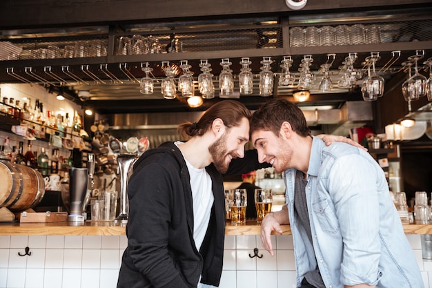 Vue Latérale D'amis Ivres Au Bar