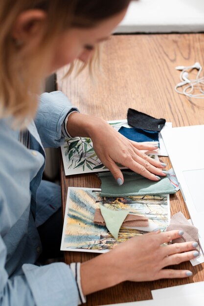 Vue latérale de l'artiste travaillant au bureau