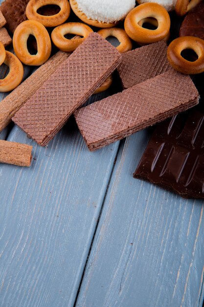 Vue latérale des bagels secs avec des gaufres au chocolat et du chocolat sur la table