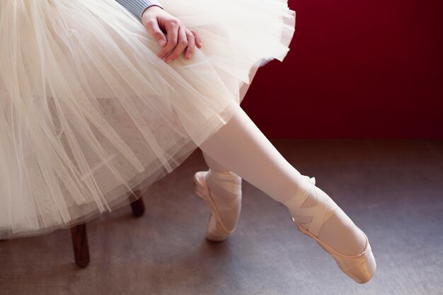 Vue latérale de la ballerine en jupe tutu et pointes