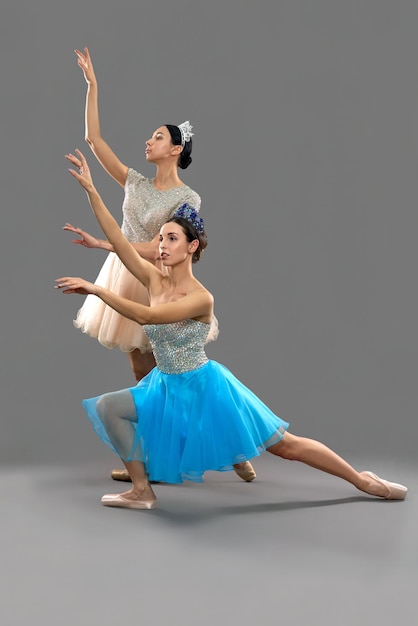 Photo gratuite vue latérale des ballerines levant les mains et regardant au-dessus