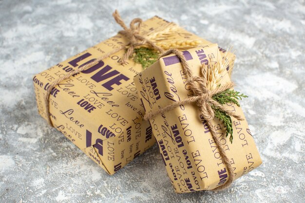 Vue latérale de beaux cadeaux de Noël avec inscription d'amour sur la table de glace