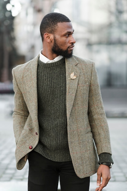 Vue latérale bel homme à l'extérieur