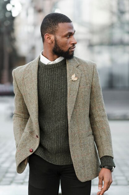 Vue latérale bel homme à l'extérieur