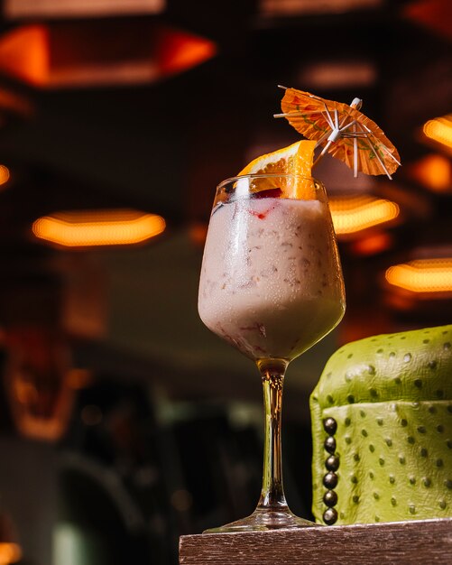 Vue latérale cocktail de fruits froids avec du yogourt et de l'orange dans le verre