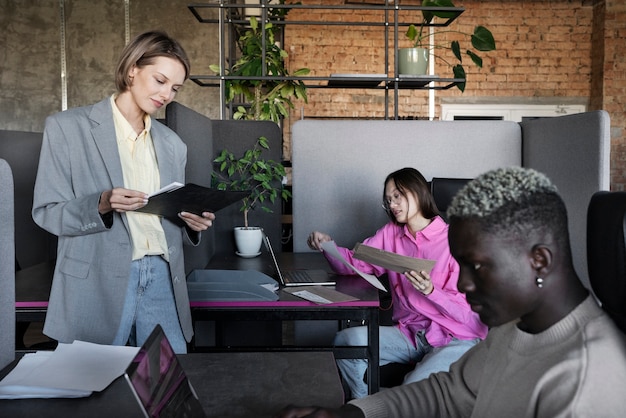 Photo gratuite vue latérale des collègues travaillant au bureau