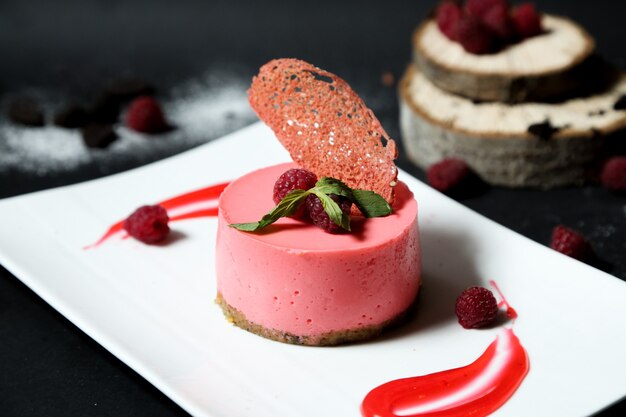 Vue latérale de confiture de biscuits sucrés à la menthe du désert de framboise