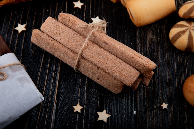 Vue latérale des cookies bagels secs et bâtonnets de maïs avec des étoiles