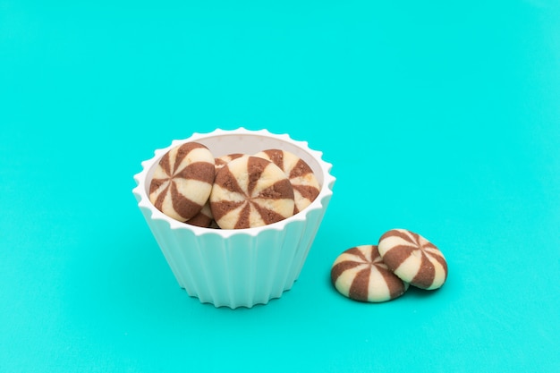 Photo gratuite vue latérale des cookies dans un bol avec copie espace horizontal