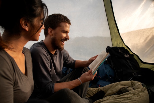 Photo gratuite vue latérale couple aventureux bivouac