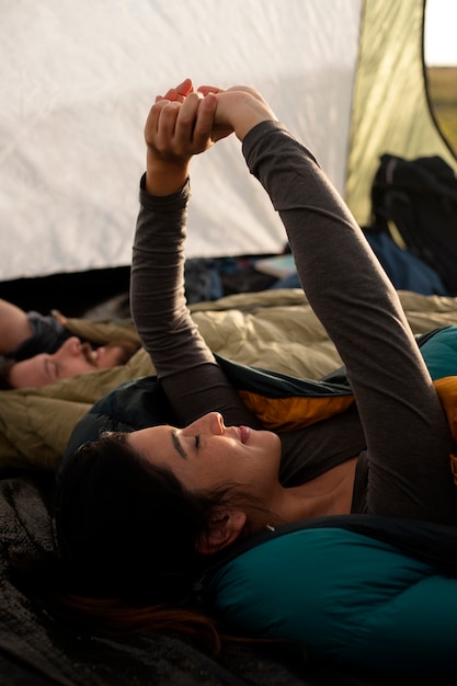 Vue latérale couple aventureux bivouac