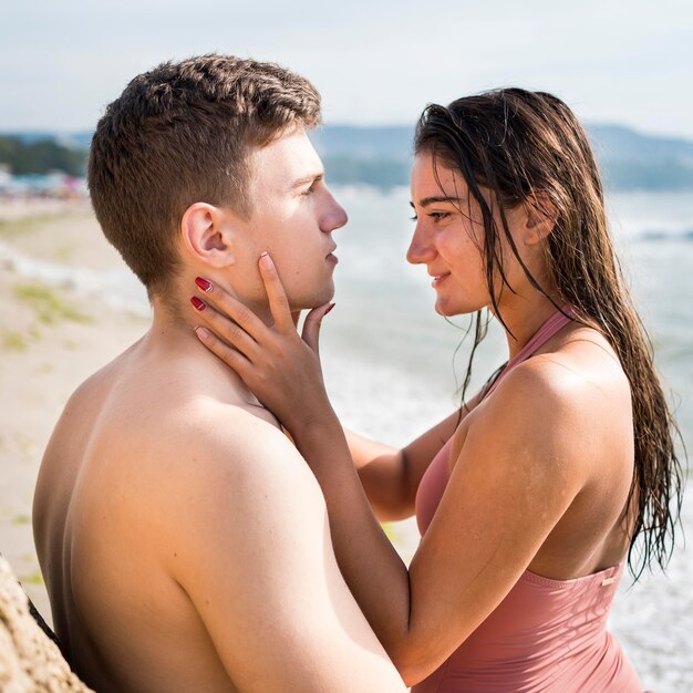 Vue latérale couple étant romantique