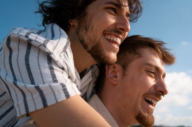 Vue latérale couple gay à la plage