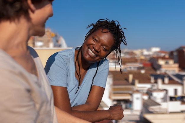 Photo gratuite vue latérale couple de lesbiennes à l'extérieur