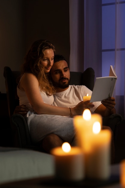 Photo gratuite vue latérale couple lisant ensemble à la maison