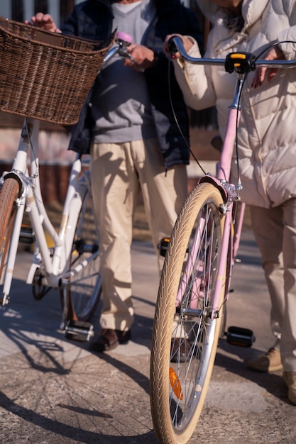 Vue latérale couple de personnes âgées avec des vélos