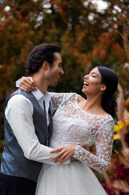 Vue latérale couple posant au mariage