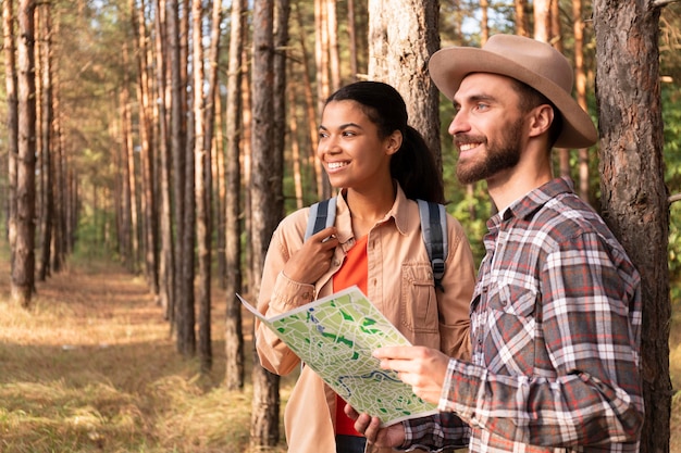 Vue latérale couple à la recherche de suite dans la nature avec espace copie