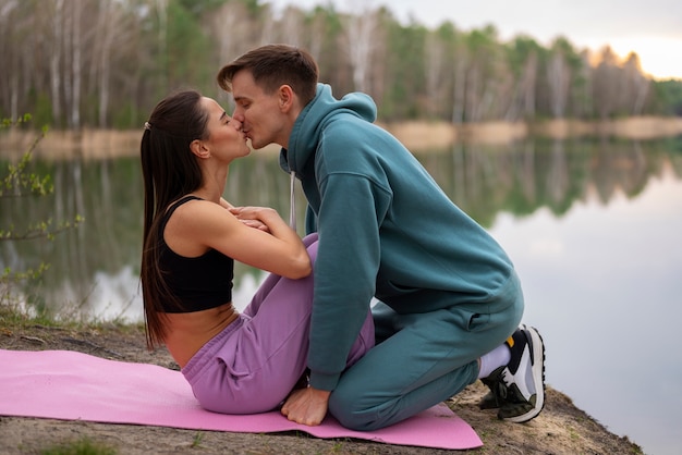 Vue latérale couple romantique à l'extérieur