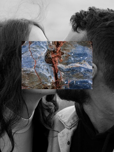 Vue latérale couple s'embrasser collage