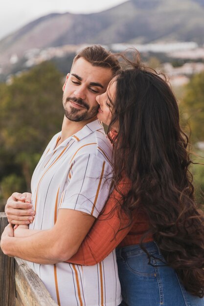 Vue latérale couple se regardant