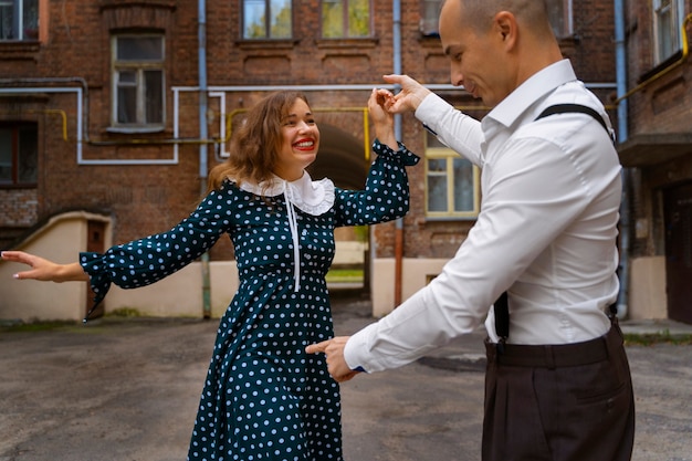 Vue latérale couple swing dansant à l'extérieur