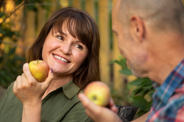 Photo gratuite vue latérale couple vivant à la ferme