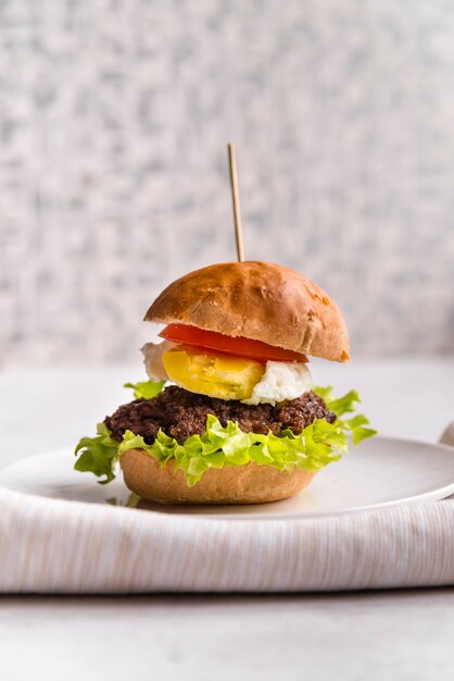 Vue latérale délicieux burger fait maison