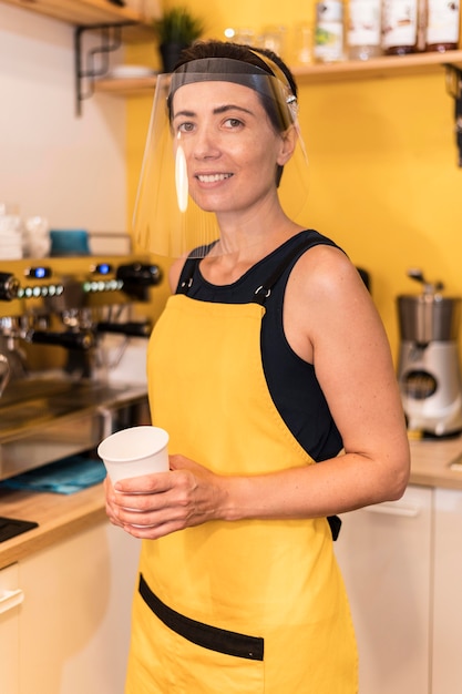 Vue latérale du barista avec protection du visage