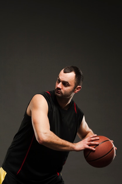 Vue latérale du basketteur avec ballon et espace copie