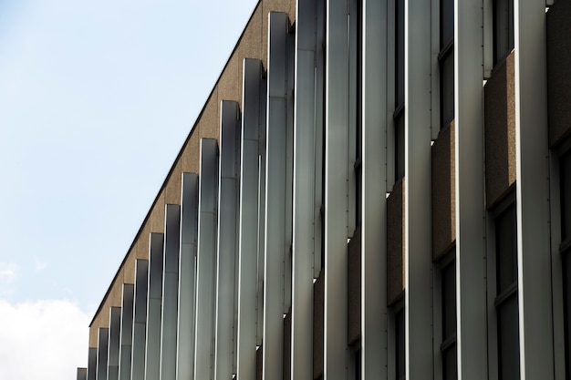 Vue latérale du bâtiment imposant avec des fenêtres