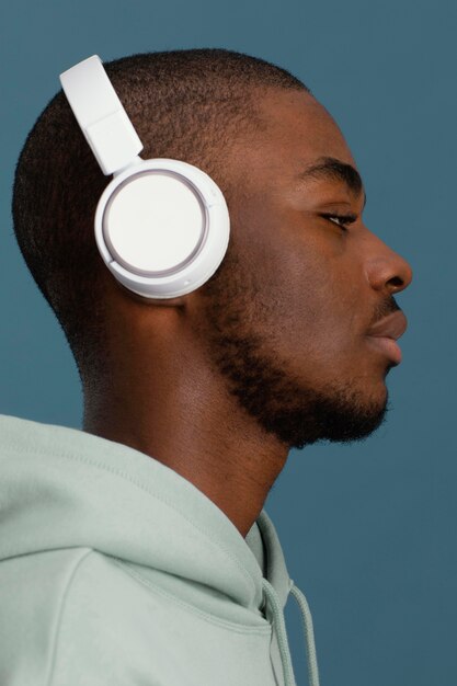 Vue latérale du bel homme avec un casque