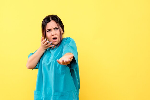 Vue latérale du bon médecin, le médecin fait des recommandations aux patients infectés par le virus