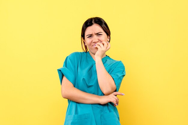 Vue latérale du bon médecin réfléchit à la façon de guérir les patients atteints de coronavirus