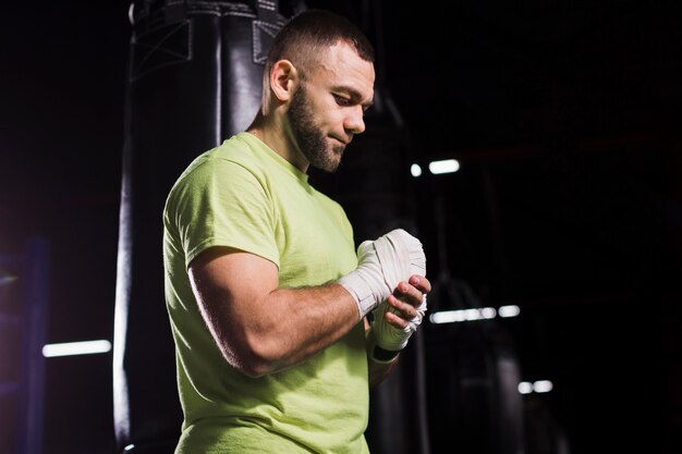 Photo gratuite vue latérale du boxeur masculin en t-shirt posant