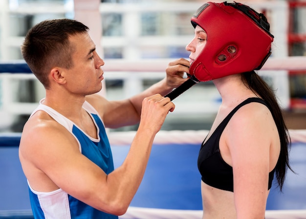 Vue latérale du boxeur se prépare pour le ring