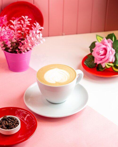 Vue latérale du café cappuccino avec un décor en mousse en forme de coeur