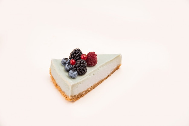 Vue Latérale Du Cheesecake Bleu Avec Différentes Baies Dessus Isolé Sur Blanc