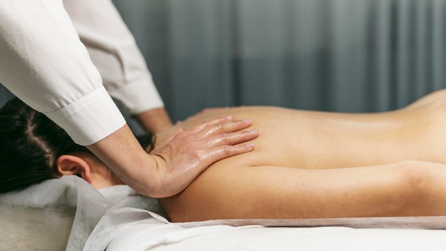 Vue latérale du client lors d'une séance de massage