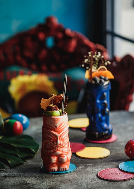 Vue latérale du cocktail tiki aux fruits de la passion sur une table