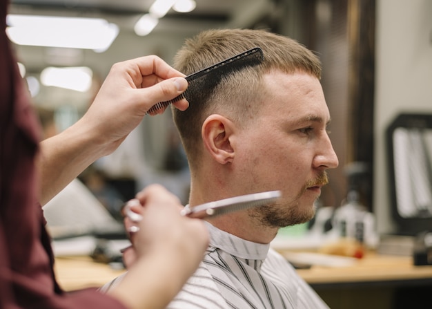 Vue latérale du concept de salon de coiffure