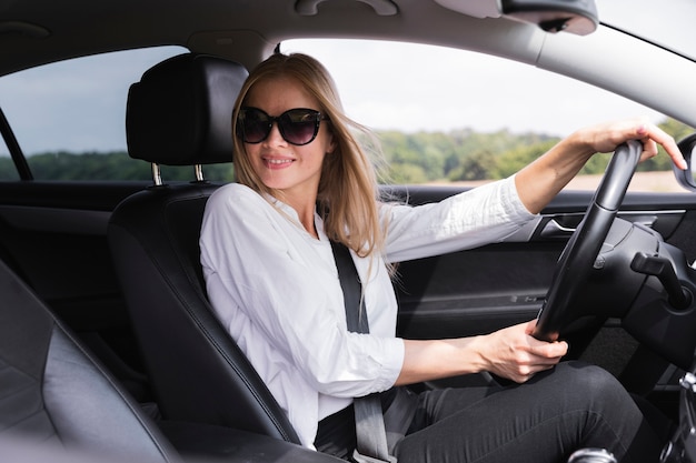 Vue latérale du conducteur avec des lunettes de soleil