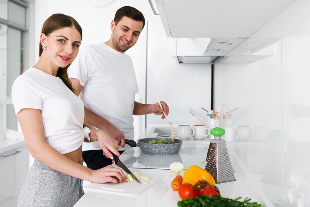 Vue latérale du couple dans la cuisine