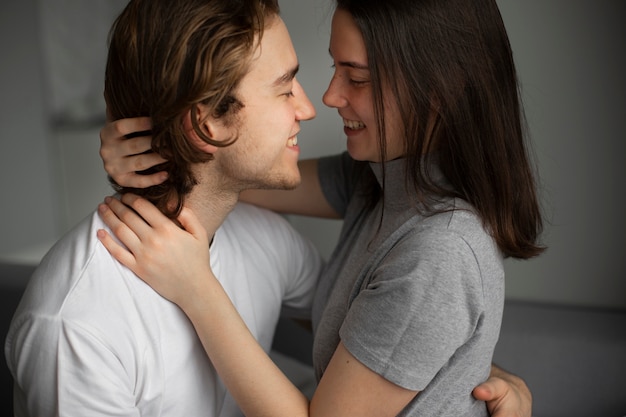Photo gratuite vue latérale du couple embrassant