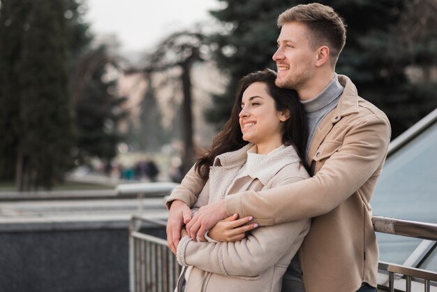 Vue latérale du couple embrassé à l'extérieur