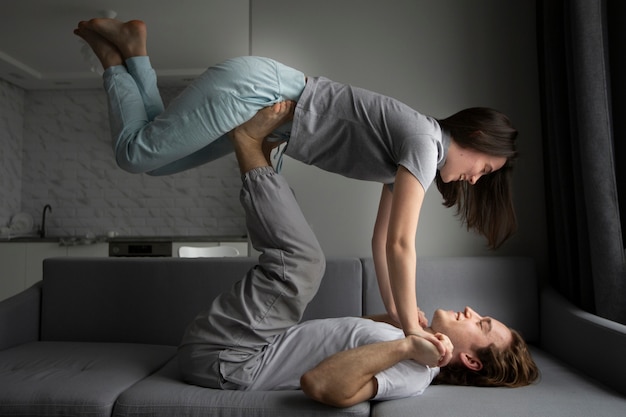 Vue latérale du couple exerçant des poses