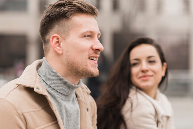 Vue latérale du couple heureux à l'extérieur